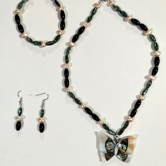Pearl, Onyx and Shell Necklace with matching earrings and bracelet. Handmade. - Picture 1 of 7
